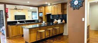 Cheerful 4 Bedrooms with Free Parking