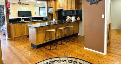 Cheerful 4 Bedrooms with Free Parking