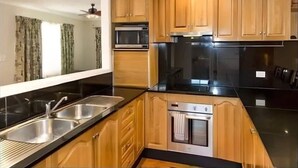 Wasserkocher mit Kaffee-/Teezubehör, Kühlschrank, Mikrowelle, Ofen