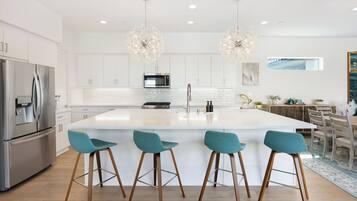 Jääkaappi, mikroaaltouuni, uuni, liesi