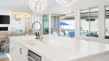 Jääkaappi, mikroaaltouuni, uuni, liesi