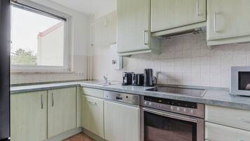 Kühlschrank, Mikrowelle, Herdplatte, Geschirrspüler