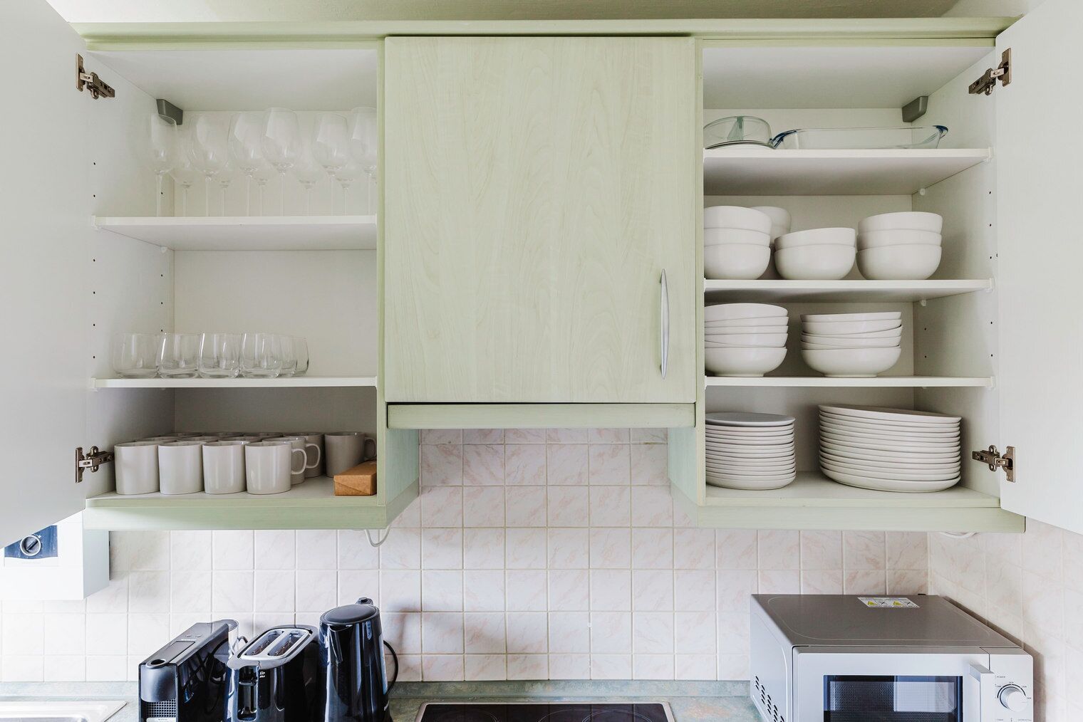 Kühlschrank, Mikrowelle, Herdplatte, Geschirrspüler