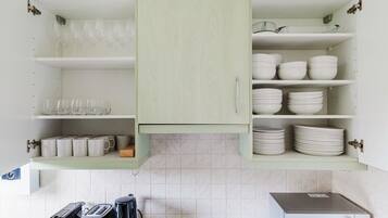 Kühlschrank, Mikrowelle, Herdplatte, Geschirrspüler