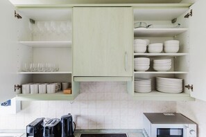 Kylskåp, mikrovågsugn, spishäll och diskmaskin