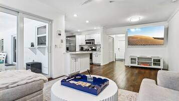 Una Smart TV, una mesa de tenis de mesa, libros