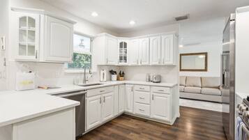 Frigorífico, microondas, horno y placa de cocina