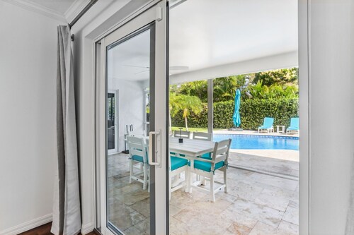 Luxury Modern Palm Beach Gardens Home with Heated Pool-Near Beach & Restaurants