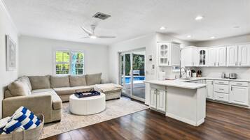 Una Smart TV, una mesa de tenis de mesa, libros