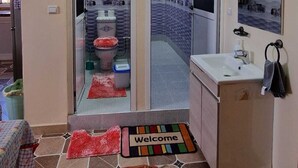 A bathroom with a glass partition, a sink, and a mirror. - Dar Latifa (Tinghir)