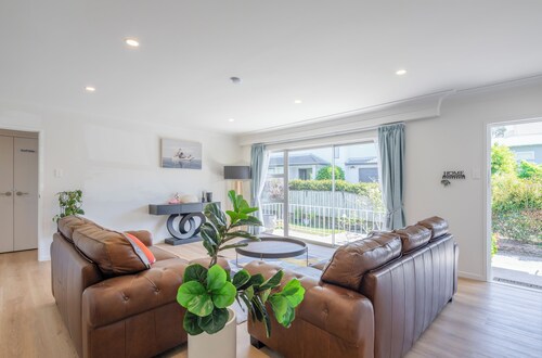 Elegant 2-Bedroom Oasis in Royal Oak

