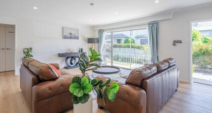 Elegant 2-Bedroom Oasis in Royal Oak