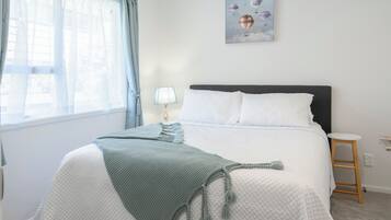 2 bedrooms, iron/ironing board, WiFi, bed sheets