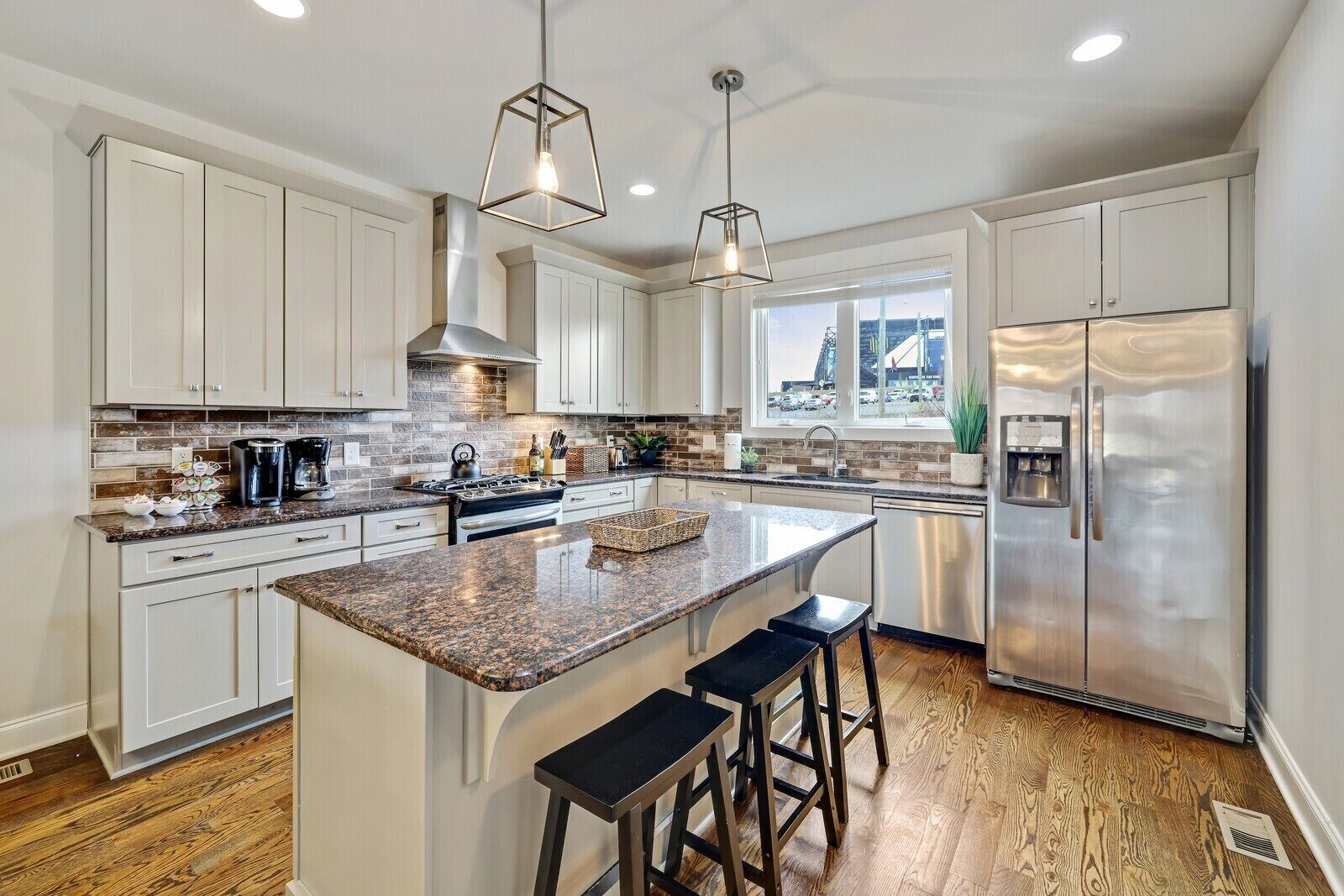 ثلاجة، ميكروويف، فرن، موقد طهي مسطح