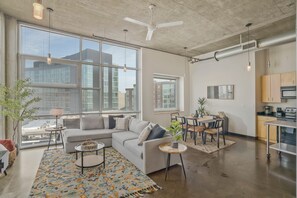 TV, books - Gulch Vibes: Modern 2BR Loft (Nashville)