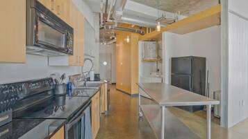 Fridge, microwave, stovetop, dishwasher