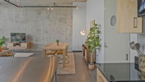 Una cucina moderna con isola centrale, mobili in legno e forno a incasso.