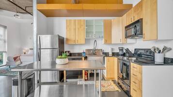 Een koelkast, een magnetron, een oven, een kookplaat