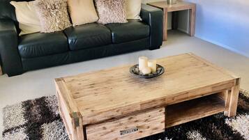 TV connectée, cheminée, lecteur de DVD, table de tennis de table