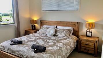 4 chambres, bureau, fer et planche Ă repasser, lit parapluie