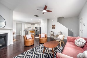 Living area - Adorable home in fantastic location near restaurants and Duke! (Durham)