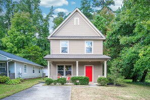 Exterior - Adorable home in fantastic location near restaurants and Duke! (Durham)