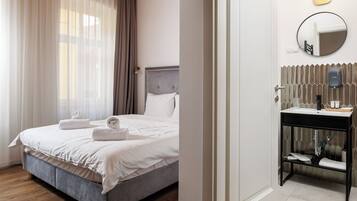 1 bedroom, desk, WiFi, bed sheets