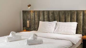 1 bedroom, desk, WiFi, bed sheets