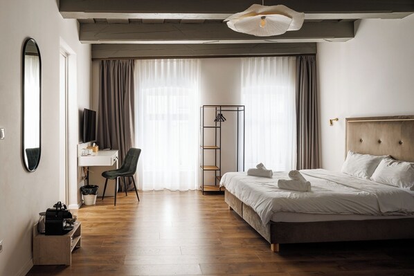 2 bedrooms, desk, WiFi, bed sheets