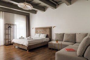 2 bedrooms, desk, WiFi, bed sheets
