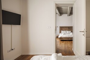 2 bedrooms, desk, WiFi, bed sheets