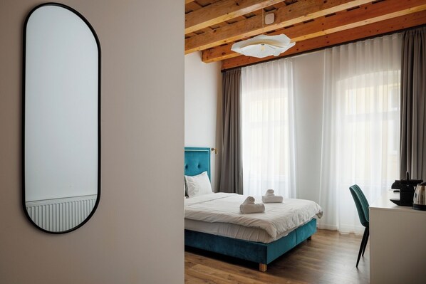 1 bedroom, desk, WiFi, bed sheets