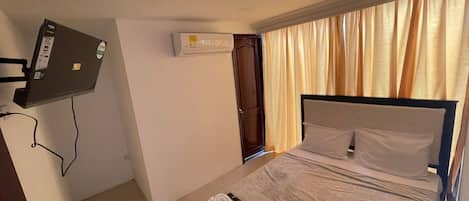 Classic Room | Desk, free WiFi