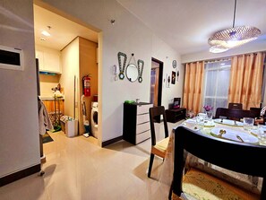 Deluxe Condo, 1 Bedroom, Balcony, Sea View | Dining room