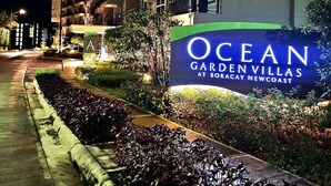 Un bâtiment sur lequel on peut lire l’inscription suivante : « Ocean Garden Villas, Boracay Newcoast ».