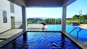 Une piscine offrant une vue sur les montagnes et la verdure.