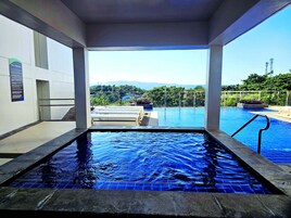 Una piscina al aire libre, una piscina climatizada