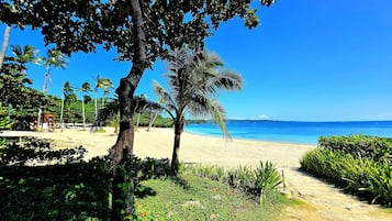 Privat strand, hvit sand og buss til stranden (inkludert)