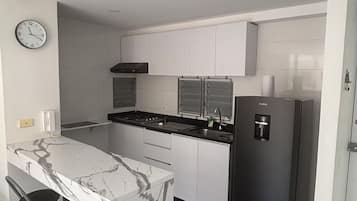 Forn, rentaplats, cafetera i tetera i liquadora