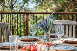 Outdoor dining - Cozy Cabin in Pine Mountain Lake, close to Yosemite! (Groveland)