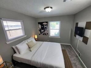 3 bedrooms, free WiFi, bed sheets - Poolside Oasis (Houston)