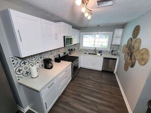 Fridge, microwave, oven, stovetop - Poolside Oasis (Houston)