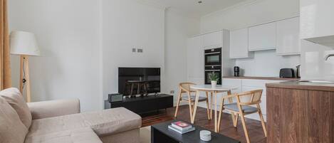 Een televisie en een stereo