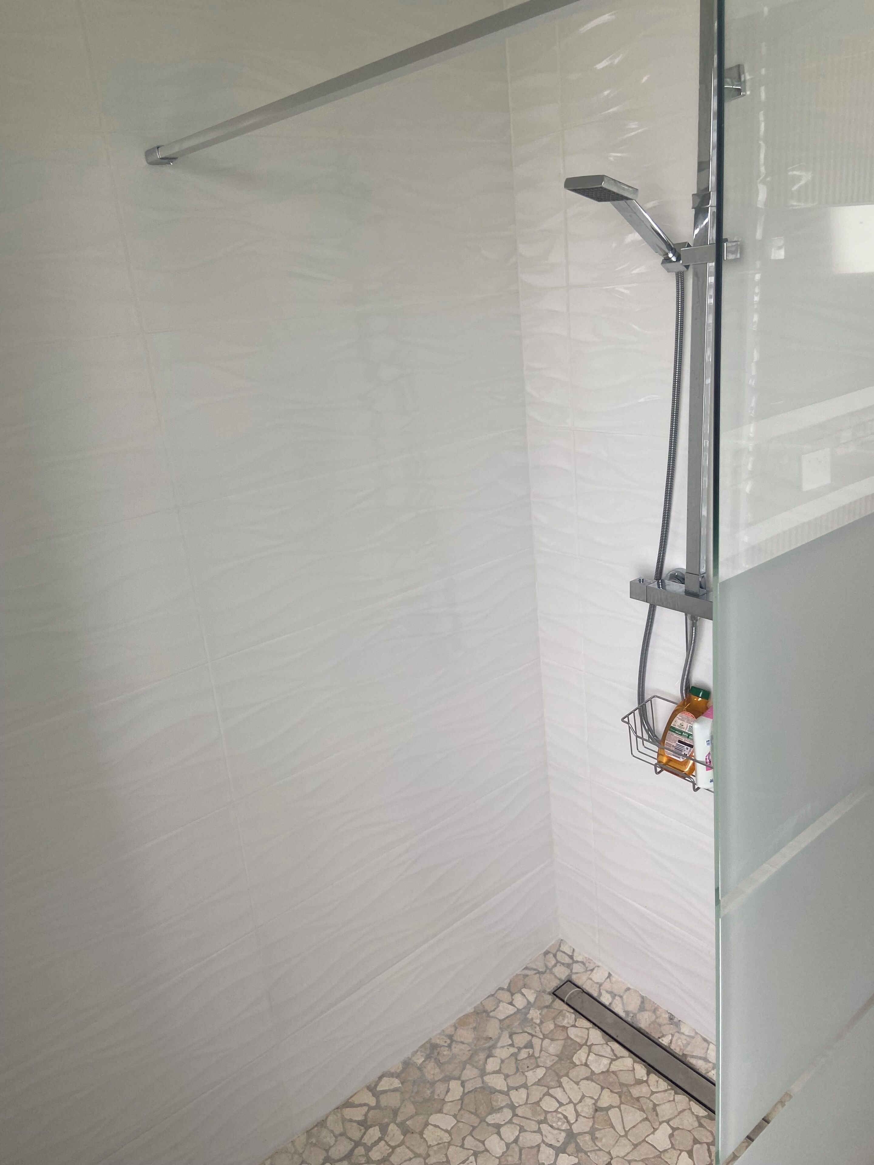 Douche, sèche-cheveux, serviettes fournies, papier toilette