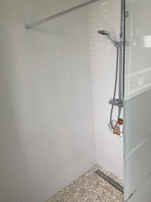 Bruser, hårtørrer, håndklæder, Toiletpapir