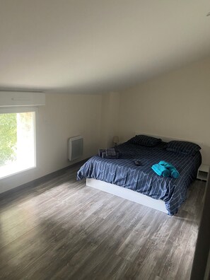 2 habitaciones, tabla de planchar con plancha y cuna de viaje 