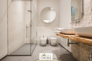 Douche, sèche-cheveux, bidet