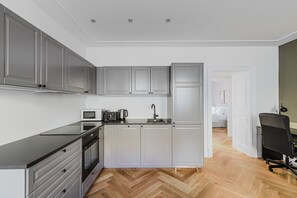 Fridge, microwave, oven, stovetop - Blueground | Wieden, elevator & balcony (Vienna)