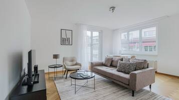 Een televisie en een stereo