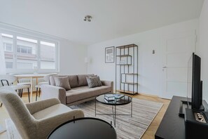 TV, stereo - Blueground | Küsnacht, fully furnished + w/d (Zurich)